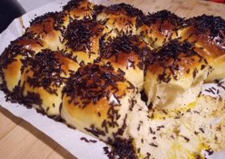 Roti sobek lembut madu isian coklat taburan ceres