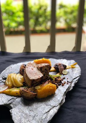 Una foto de Cerdo, zapallo y manzana