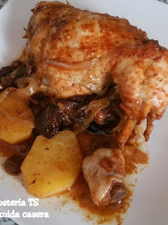Una foto de Pollo al horno con ciruelas y manzana