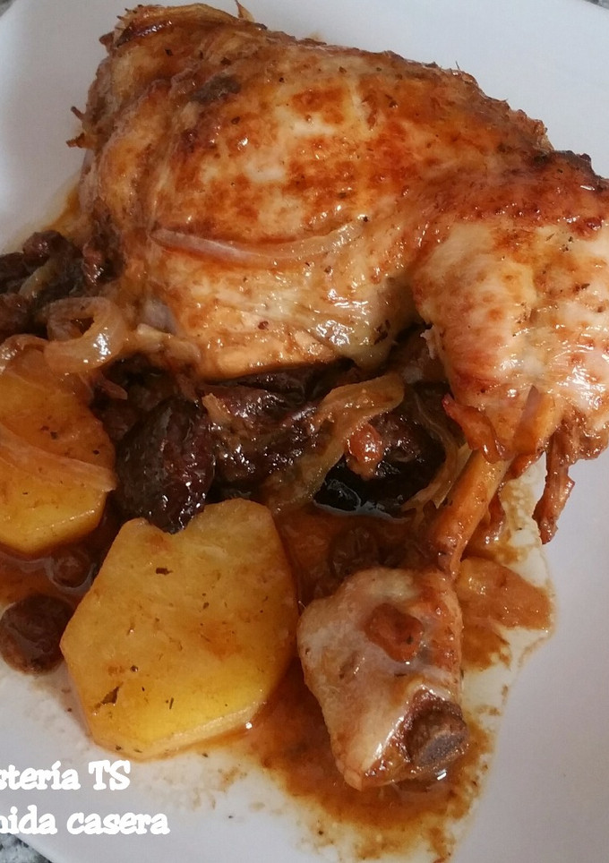 Una foto de Pollo al horno con ciruelas y manzana