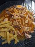 Muslitos de Pollo en Salsa con Papas Fritas