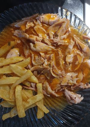 Una foto de Muslitos de Pollo en Salsa con Papas Fritas