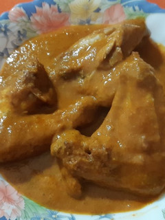 Una foto de Alitas de pollo en salsa de almendras y pasas