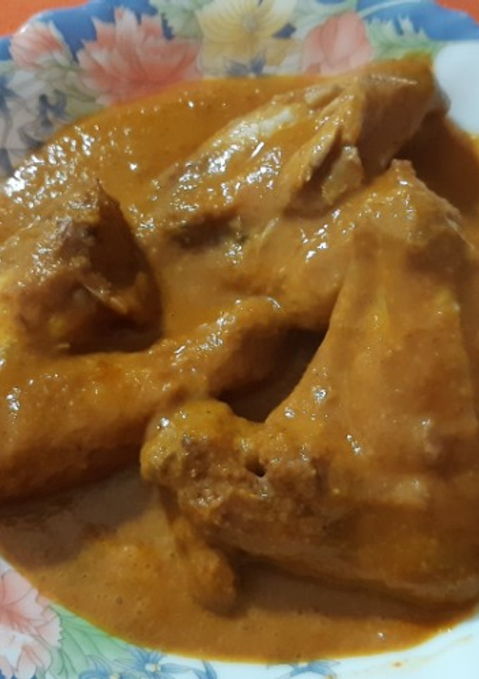 Una foto de Alitas de pollo en salsa de almendras y pasas