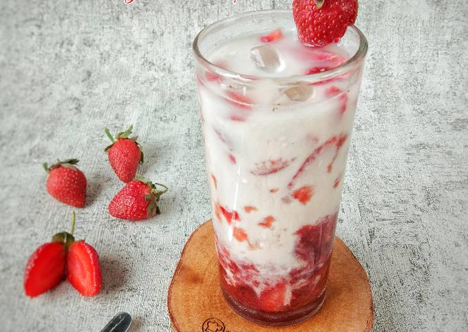 Korean Strawberry Milk latte foto resep utama