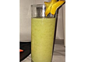 Una foto de Agua de carambola y limón