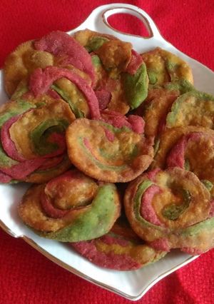 A picture of Colorful mathri.