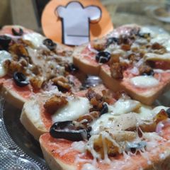 A picture of Bread Tikka pizza.