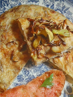 Una foto de Tortilla de alcachofas, bacon y judías blancas