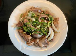 Hình của món Chim câu xào rau răm.