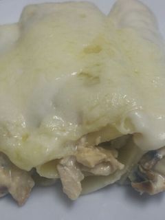Una foto de Rollitos de pollo con salsa alfredo