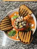 Vongole e gamberi su gazpacho