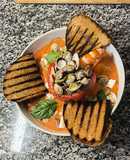 Vongole e gamberi su gazpacho
