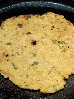 पोहा बेसन थालीपीठ (Poha Besan Thalipeeth Recipe In Marathi) रेसिपी चे मुख्य फोटो