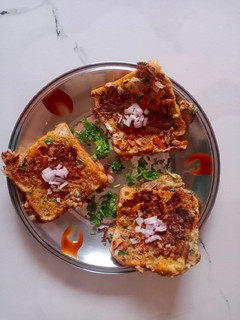 ब्रेड शेजवान आम्लेट (Bread schezwan Omelette recipe in marathi) रेसिपी चे मुख्य फोटो