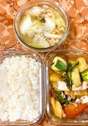 Hình của món Cơm ngon nhà Huý 🏡: Mực xào rau củ - Canh cải thảo nấu thịt.