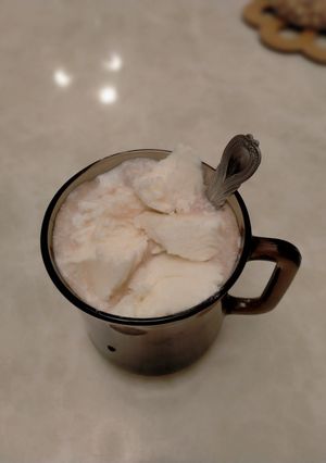A picture of Cola Float.