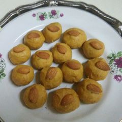 A picture of Besan ke ladoo.