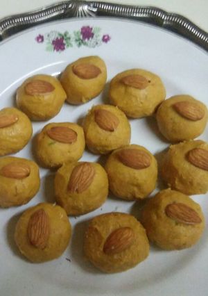 A picture of Besan ke ladoo.