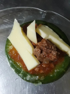 Una foto de Zapallito relleno con puré de papas y salsa