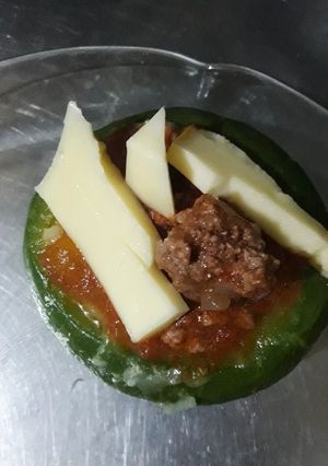 Una foto de Zapallito relleno con puré de papas y salsa