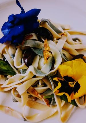 Una foto de Tagliatelle all'uovo con fiori