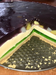 Una foto de Cheesecake de gelatina y frutas
