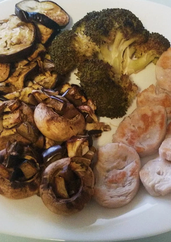 Una foto de Lomitos de cerdo con verduras