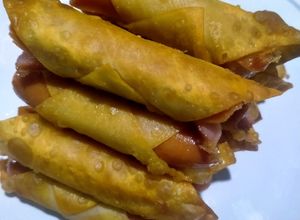 รูปของ เกี๊ยวห่อฮอทดอกทอด (Fried dumplings wrapped in hot dogs)