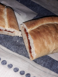 Una foto de Pan relleno con dulce de membrillo