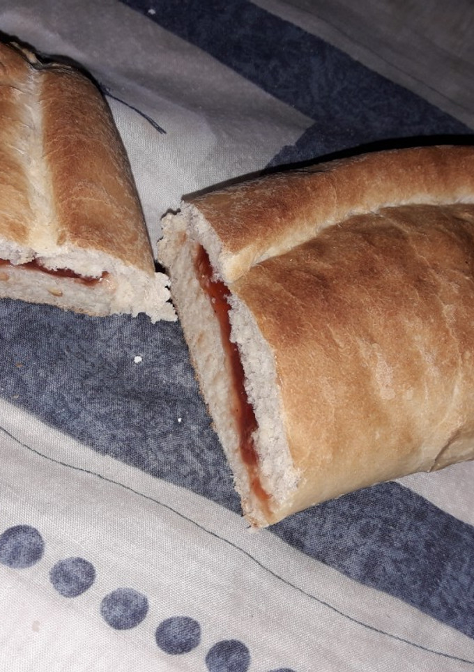 Una foto de Pan relleno con dulce de membrillo
