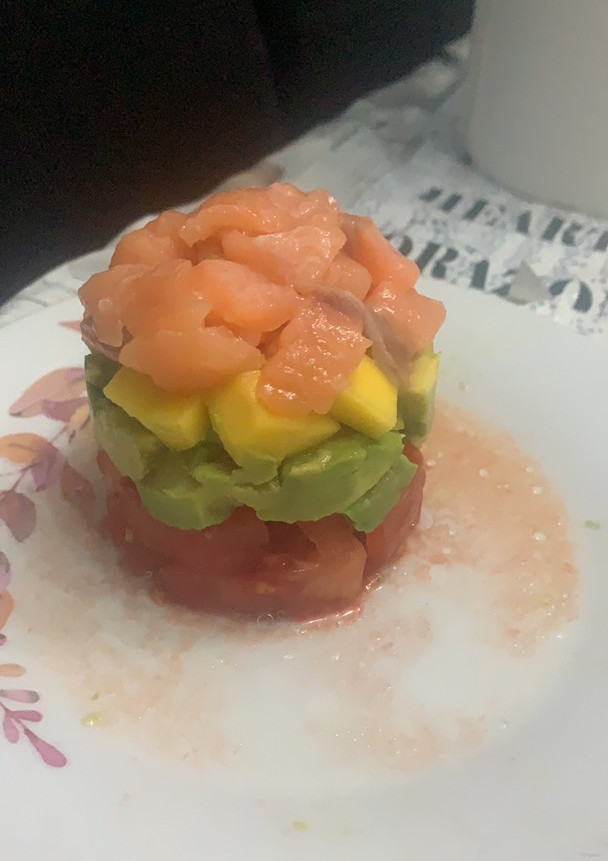 Una foto de Tartar de salmón