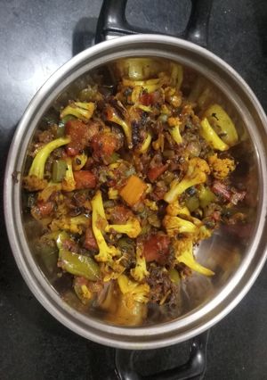 मिक्स व्हेजिटेबल भाजी (Mix Vegetable Bhaji Recipe In Marathi) रेसिपी चे मुख्य फोटो
