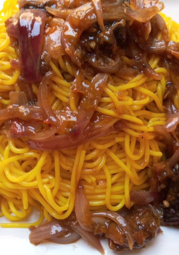 A picture of Tumeric pasta with onion sauce.