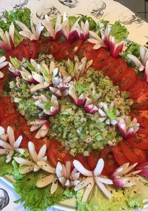 Une photo de Salade de tomates,scarole,céleri et thon aux radis « fleurs »