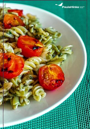 Una foto de Pasta al pesto con tomate 🍅 Sin gluten🌿
