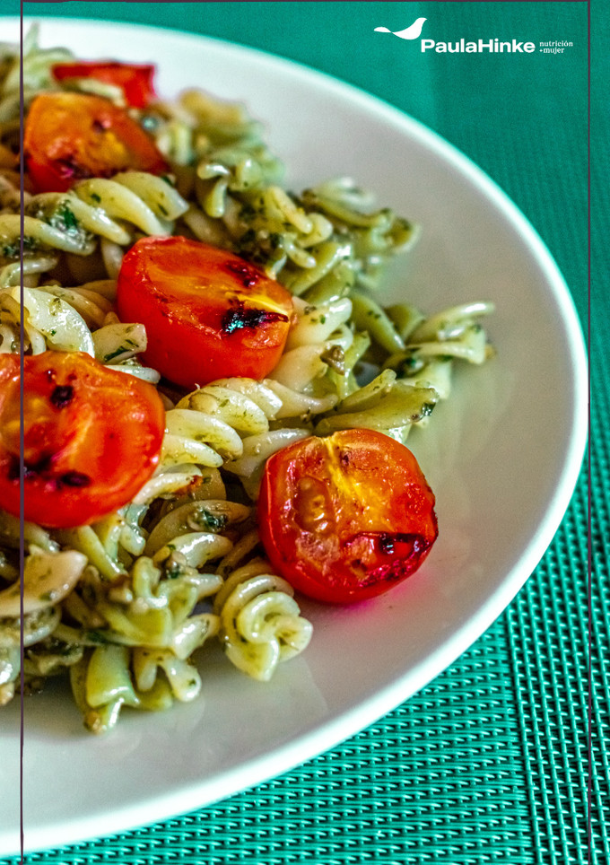 Una foto de Pasta al pesto con tomate 🍅 Sin gluten🌿
