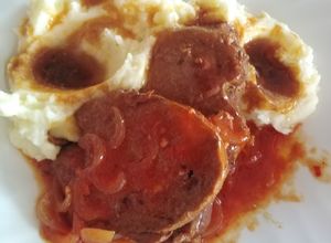O poză a rețetei Friptură de porc la tigaie cu sos și piure de cartofi.