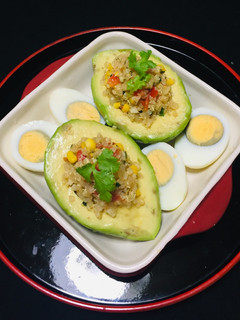 Una foto de Palta (Aguacate) 🥑 Relleno con Quinua, Quinoa !
