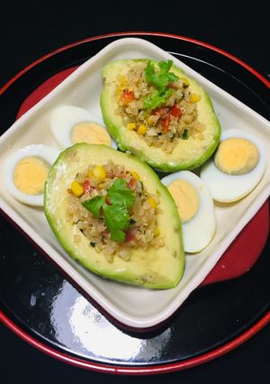 Una foto de Palta (Aguacate) 🥑 Relleno con Quinua, Quinoa !