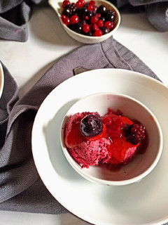 Una foto de Helado de frutos del bosque (en Thermomix)