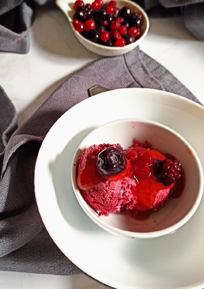 Una foto de Helado de frutos del bosque (en Thermomix)