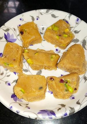 वनीला आइसक्रीम बर्फी (vanilla ice cream barfi recipe in Hindi) रेसिपी मुख्य फोटो