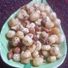 A picture of Namkeen makhane and nuts.