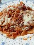 Cintas anchas caseras con salsa bolognesa 🍝🍷