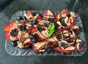 Una foto de Ensalada de tomate azul y ventresca