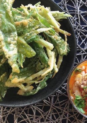 A picture of 🧑🏽‍🍳🧑🏼‍🍳 Thai Salad Recipes • Crispy Water Spinach Salad Serve with Tom Yum Sauce |ThaiChef Food.