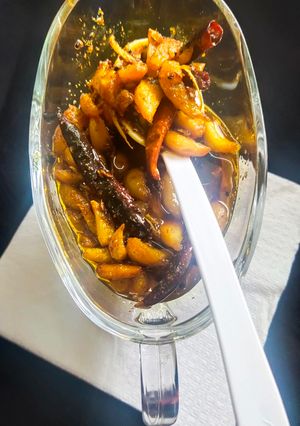 রসুনের টক ঝাল আচার (Rosuner tok jhal achar recipe in Bengali) রেসিপির প্রধান ছবি