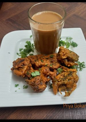 A picture of Pyaaz Hari mirch, dhania ke pakore with adrak wali chai.