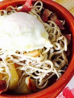 Una foto de Gulas con Huevo, Patatas y Jamón